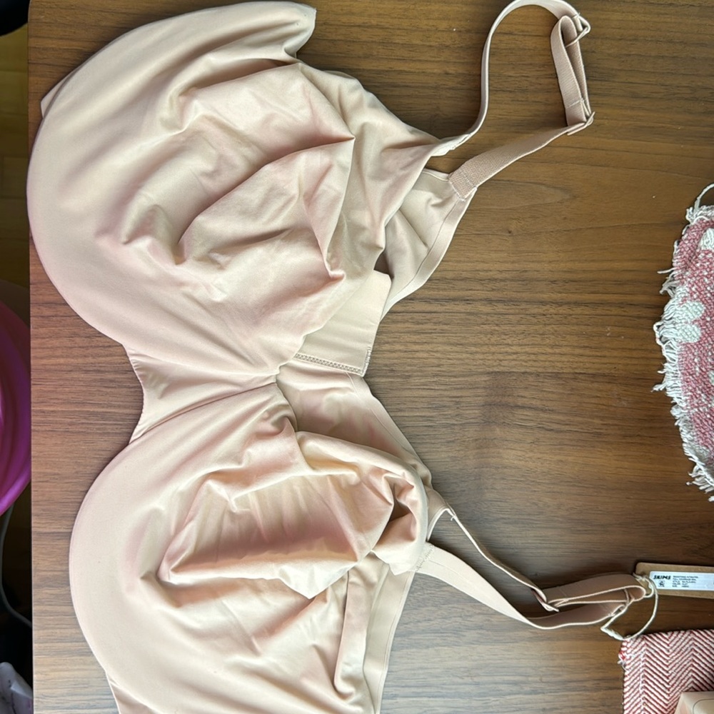 Skims underwire bra in size 44DDD
